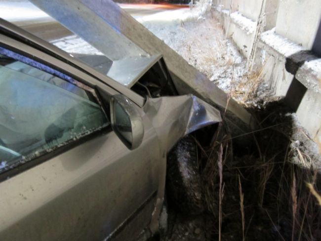В Ухте водитель Skoda Octavia въехала в опору ЛЭП